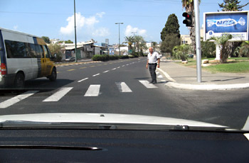 איור לשאלה: בתמונה שלפניך רואים מדרכה. מהו המשפט הנכון?