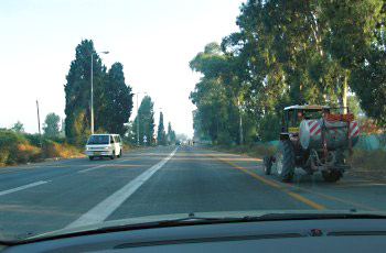 איור לשאלה: היכן ינועו כלי רכב בדרך המחולקת על ידי קו הפרדה רצוף?
