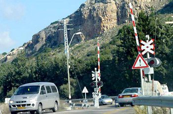 איור לשאלה: באילו תנאים מותר לחצות מסילת ברזל?