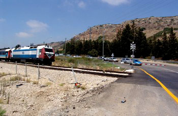 איור לשאלה: בהתקרבך למפגש מסילת ברזל ורכבת מתקרבת נראית, נשמעת או משמיעה אות אזהרה: