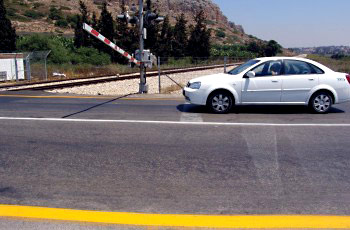 איור לשאלה: האם מותר להמשיך בנסיעה במפגש מסילת ברזל, כשהמחסום נמצא בתנועה, יורד או עולה?