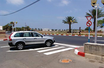 איור לשאלה: כיצד תנהג בהתקרבך לצומת המתואר בתמונה?