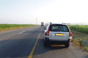איור לשאלה: אתה מתכוון להתחיל בנסיעה לאחר עצירה או חנייה בצד הכביש. כיצד תנהג?