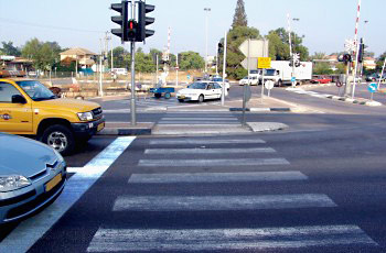 איור לשאלה: היכן תעצור כשבצומת שלפניך דולק ברמזור האור האדום?