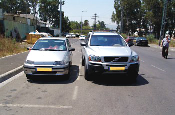 איור לשאלה: האם מותר להעמיד רכב לצד רכב אחר החונה בצד הדרך?