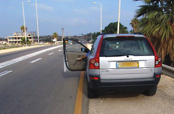 איור לשאלה: האם מותר לנהוג ברכב כשאחת הדלתות פתוחה?