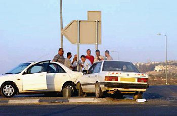 איור לשאלה: כיצד חייב לנהוג נוהג ברכב העובר במקום שאירעה בו תאונת דרכים שיש בה נפגעים?