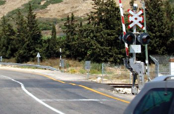 איור לשאלה: כיצד יש לנהוג כאשר דולקים אורות אדומים מהבהבים ברמזור שבתמונה?