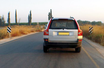 איור לשאלה: מהו היתרון בנהיגה בימין הכביש?