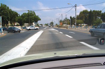 איור לשאלה: מהי הבעיה העיקרית העומדת לפני הנהג בהתקרבו אל צומת?
