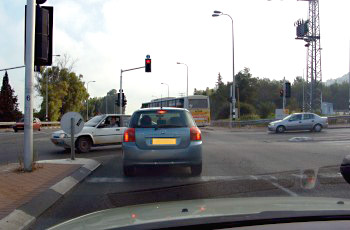 איור לשאלה: מה הן הסכנות והבעיות המיוחדות בחציית צמתים?