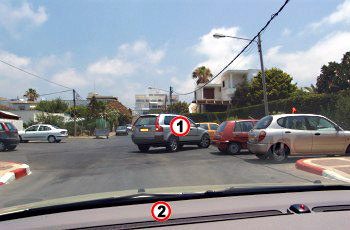 איור לשאלה: הרכב הכסוף (1) יוצא מחנייה בנסיעה אחורנית. כיצד תגיב?