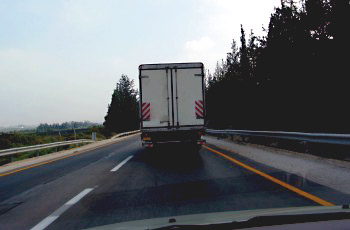 איור לשאלה: כיצד ישפיע הרווח בין כלי הרכב על תהליך העקיפה?