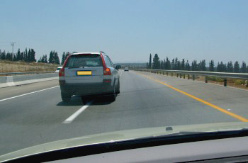 איור לשאלה: בראותך כי הרכב הכסוף העוקף מתכוון לסטות לנתיב הימני: