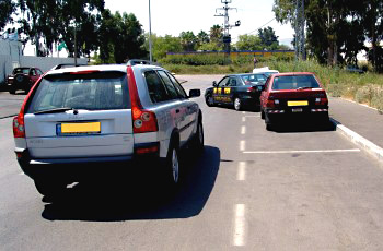 איור לשאלה: כיצד על נהג הרכב הכסוף לנהוג על פי התמונה?