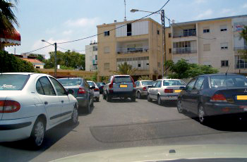 איור לשאלה: מה הן הסכנות שיש להביא בחשבון בכביש שלפניך?