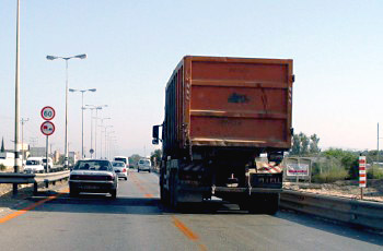 איור לשאלה: כיצד תנהג במצב שבו המשאית שבתמונה נכנסת אל נתיב נסיעתך?