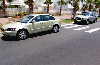 איור לשאלה: איזה מכלי הרכב הנראים בתמונה אינו חונה נכון?
