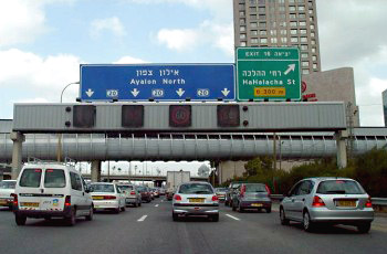 איור לשאלה: אתה נוהג בדרך שיש בה תנועה כבדה. כיצד תוודא נסיעה בטוחה?
