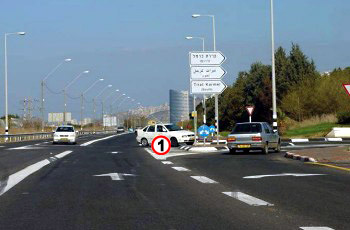 איור לשאלה: הרכב הבא (1) מולך החל לפנות שמאלה. כיצד תגיב?