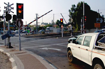 איור לשאלה: מתי יוכלו כלי הרכב שלפניך להמשיך בנסיעתם?