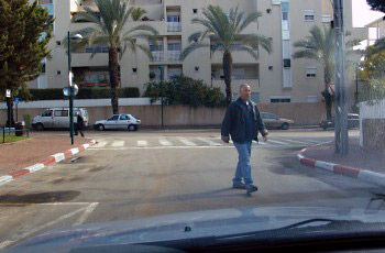 איור לשאלה: בתמונה שלפניך מצולם אירוע. כיצד עליך לנהוג?