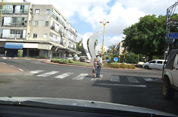 איור לשאלה: כיצד תנהג על פי הנראה בתמונה?