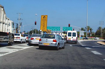 איור לשאלה: איזו עבירה בוצעה לפי התמונה שלפניך, בהנחה שכלי הרכב תקינים?
