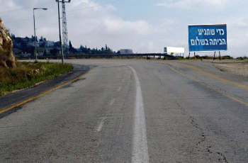 איור לשאלה: מה חייב נהג לעשות על פי הנראה בתמונה?