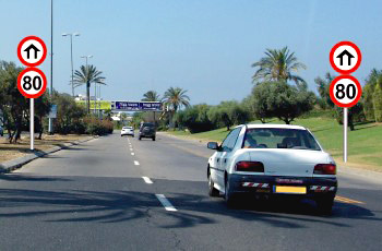 איור לשאלה: מה המהירות המרבית (בקמ"ש) המותרת לרכב פרטי בקטע הדרך שלפניך?