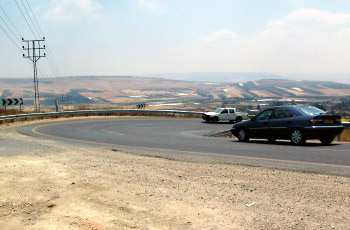 איור לשאלה: מהי ההתנהגות הנדרשת מנהגי כלי הרכב בתמונה?
