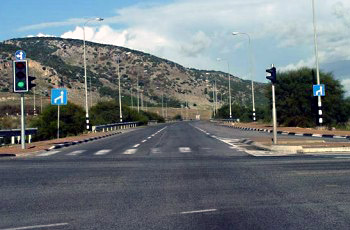 איור לשאלה: בהמשך הדרך חלים שינויים בסדרי התנועה. כיצד תיערך לקראת שינויים אלה, כשאתה נוהג בנתיב הימני?