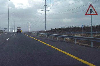 איור לשאלה: כיצד תנהג בהמשך הדרך על פי התמרור המוצב מימין?