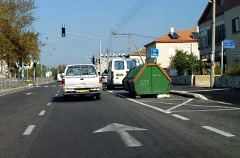 איור לשאלה: הרמזור בכיוון נסיעתך ירוק. מה עליך לעשות בהתקרבך אליו?