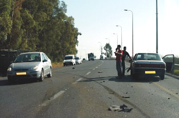 איור לשאלה: כיצד תנהג בהתקרבך למקום כמתואר בתמונה?