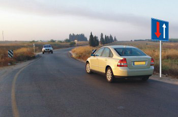 איור לשאלה: איזה רכב חייב לתת זכות קדימה, בהתאם לתמרור?