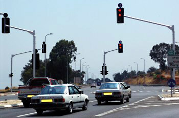 איור לשאלה: כיצד חייבים לפעול נהגי כלי הרכב העומדים בצומת, לפי התמונה?