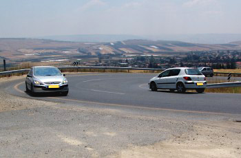איור לשאלה: האם מיקומם של כלי הרכב בתוך העקומה החדה נכון?